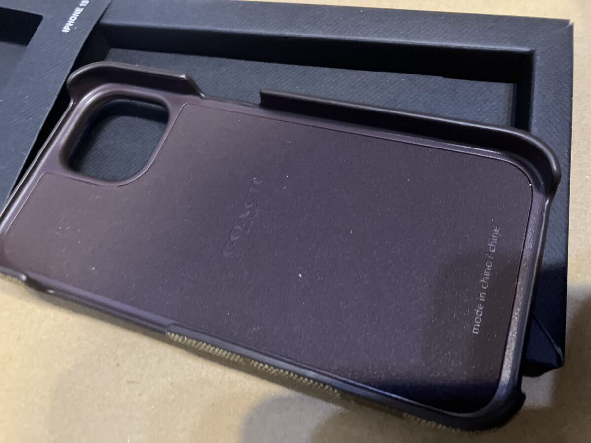 送料込●新品● COACH カーキ系D iPhone15 iPhoneケース 型押しレザー シグネチャー スマホケース コーチ コーテッドキャンバス_画像5