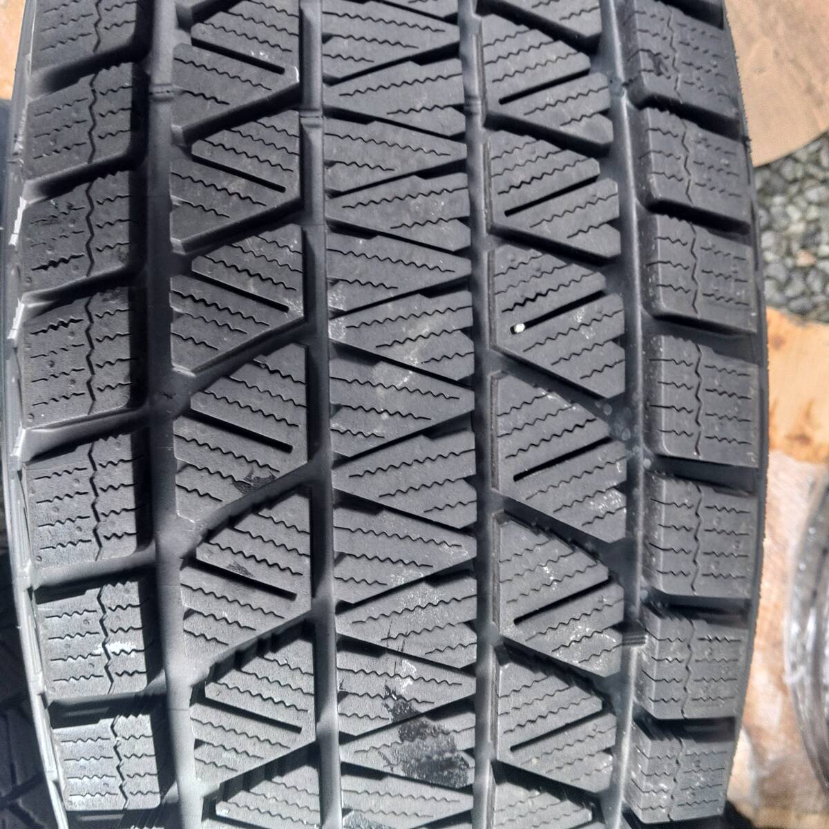 275/70R16バリ山バリ溝イボ残りブリヂストンランクル6穴139.7深リムアルミホイールセットガリ傷なし8Jサファリ_画像9