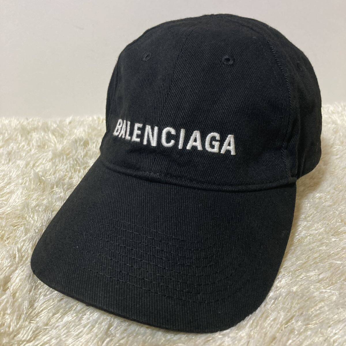 【美品・現行ロゴ】 BALENCIAGA バレンシアガ ベースボールキャップ L59 マジックテープ ロゴ刺繍 デカロゴ コットン 黒 ブラック 帽子_画像1