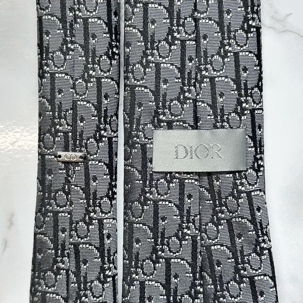 極美品 現行タグ 人気 DIOR ネクタイ シルク100% オブリーク ピクセル CDプレート ナロータイ ブランドロゴ 刺繍 グレー 送料無料_画像4