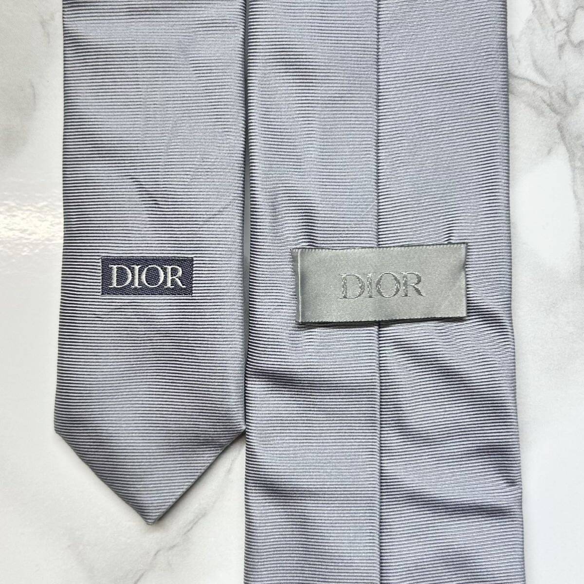 極美品 現行タグ 激レア DIOR ネクタイ シルク99% ワンポイント ソリッド ナロータイ ブランドロゴ 刺繍 グレー 送料無料_画像5