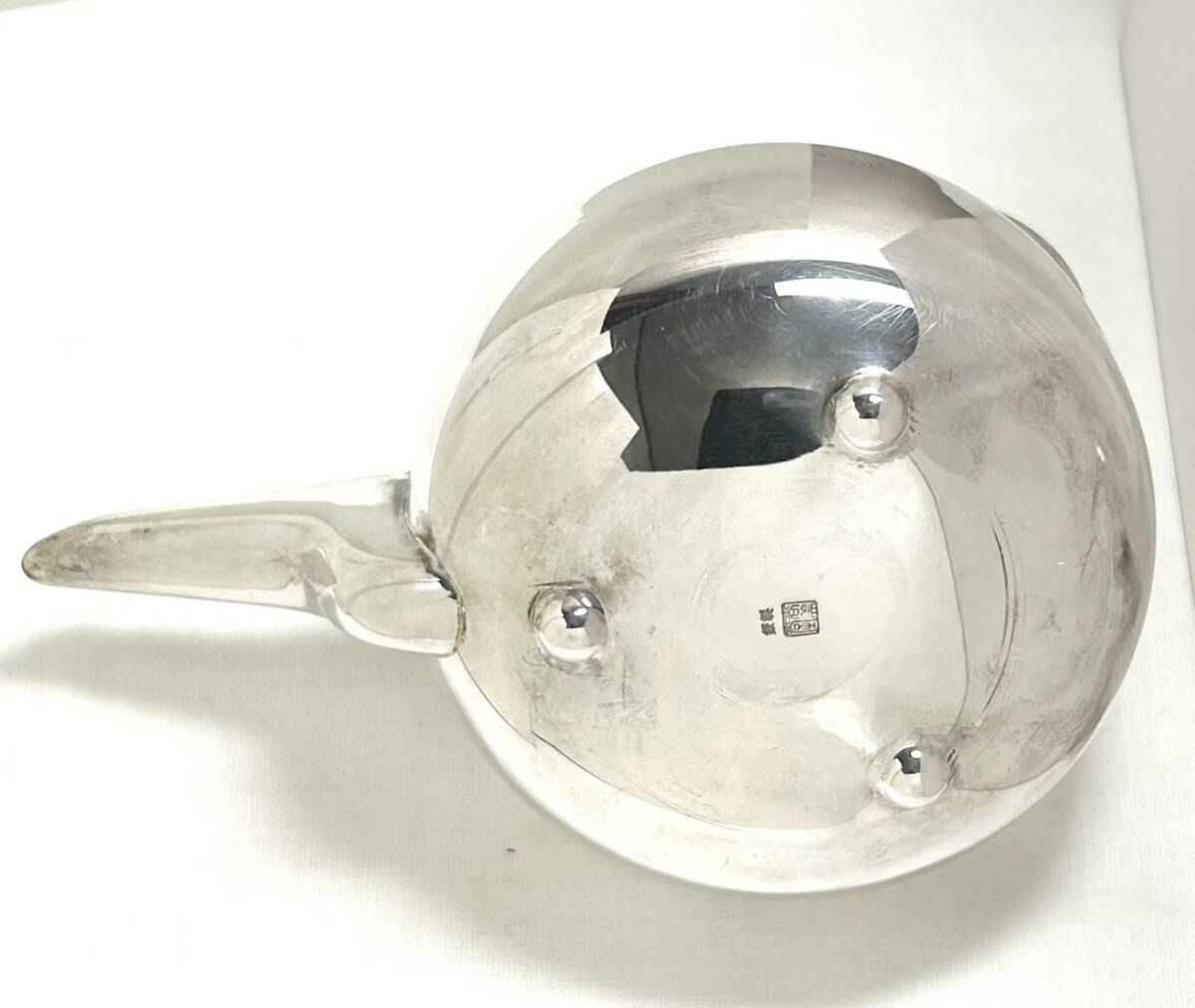  furthermore beautiful . silver made sake toso dish sake cup and bottle ..[ silver made furthermore beautiful .] stamp equipped / weight 302.96g width 16.5cm× depth 10.6cm× height 14cm× cover diameter 6.5cm / box less .