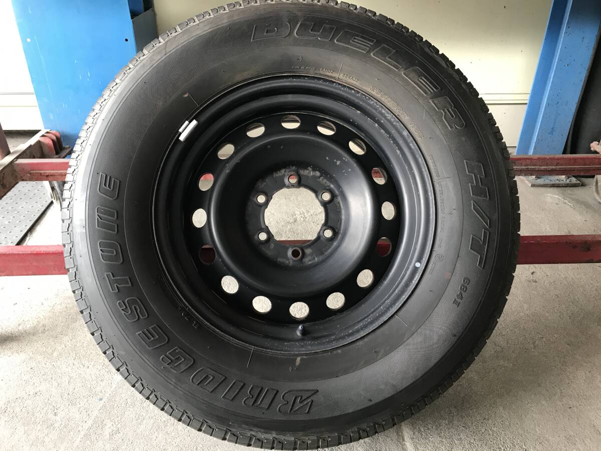 スペア用に 265/70R17 115S 2013年43週 【6.0㎜分山】 トヨタ FJクルーザー 純正 17×7.5J+15/6H/139.7/ハブ径約106㎜ 1本♪ の画像1