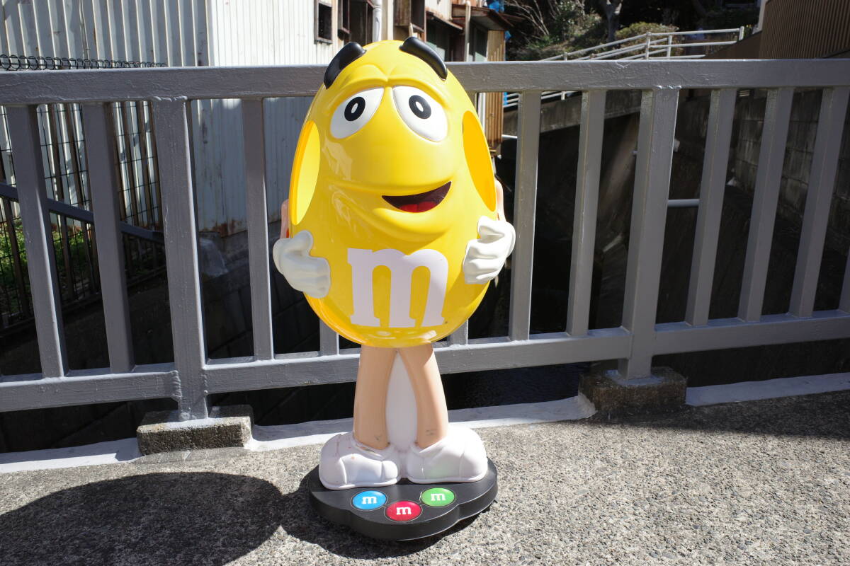 M＆M’s エムアンドエムズ　ストアディスプレイ　イエロー　黄色　アメリカ　USA チョコレート　店舗什器　等身大_画像1