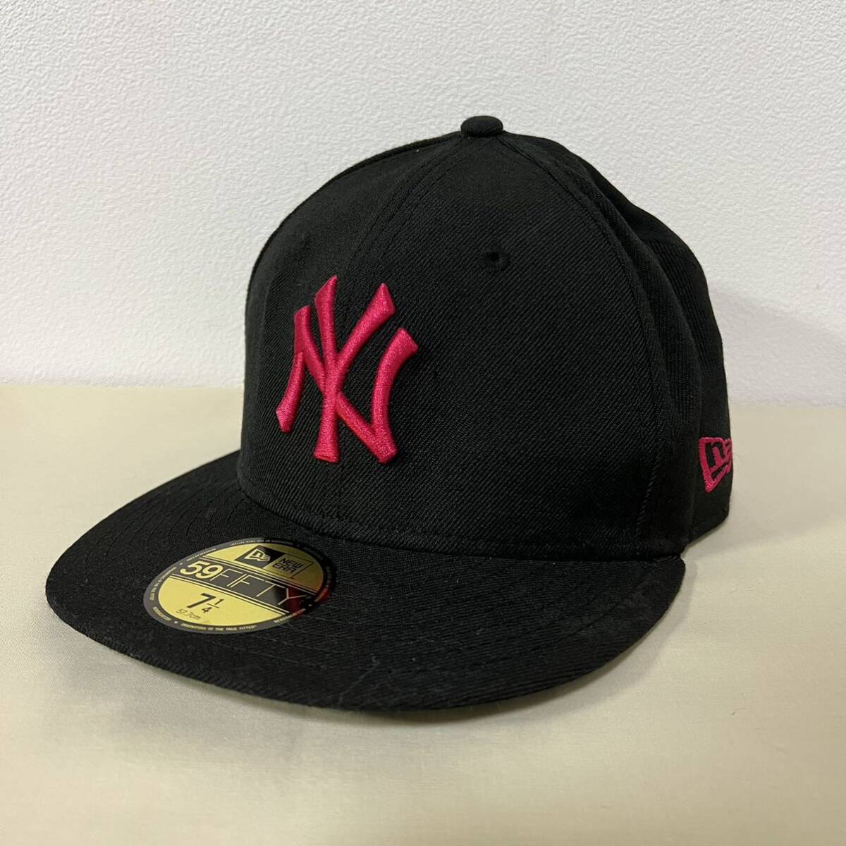 SI■ NEW ERA ニューエラ キャップ 帽子 黒 ブラック ピンク 57.7cm 59FIFTY ニューヨーク ヤンキース ロゴ シンプル 野球 ベースボール _画像1