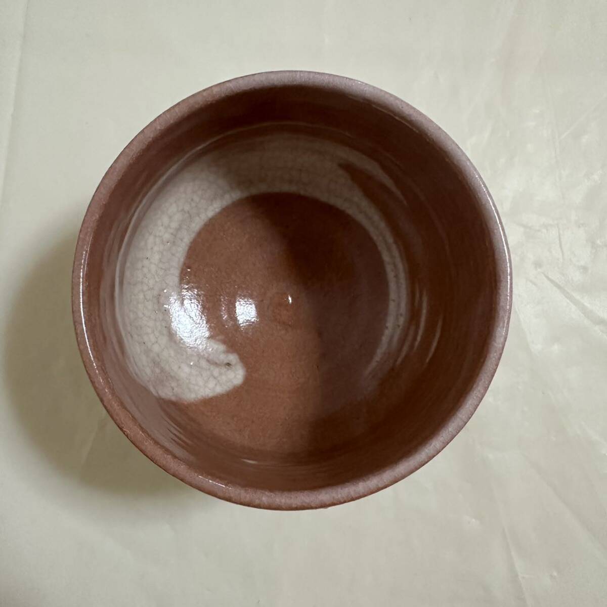 ST■ 茶道具 野点セット 野点籠/抹茶茶碗/茶杓/茶筅 4点 茶器 茶籠 茶道 巾着 竹編み 茶碗 陶器 黒 紫 朱色 白 コンパクト 持ち運び_画像4