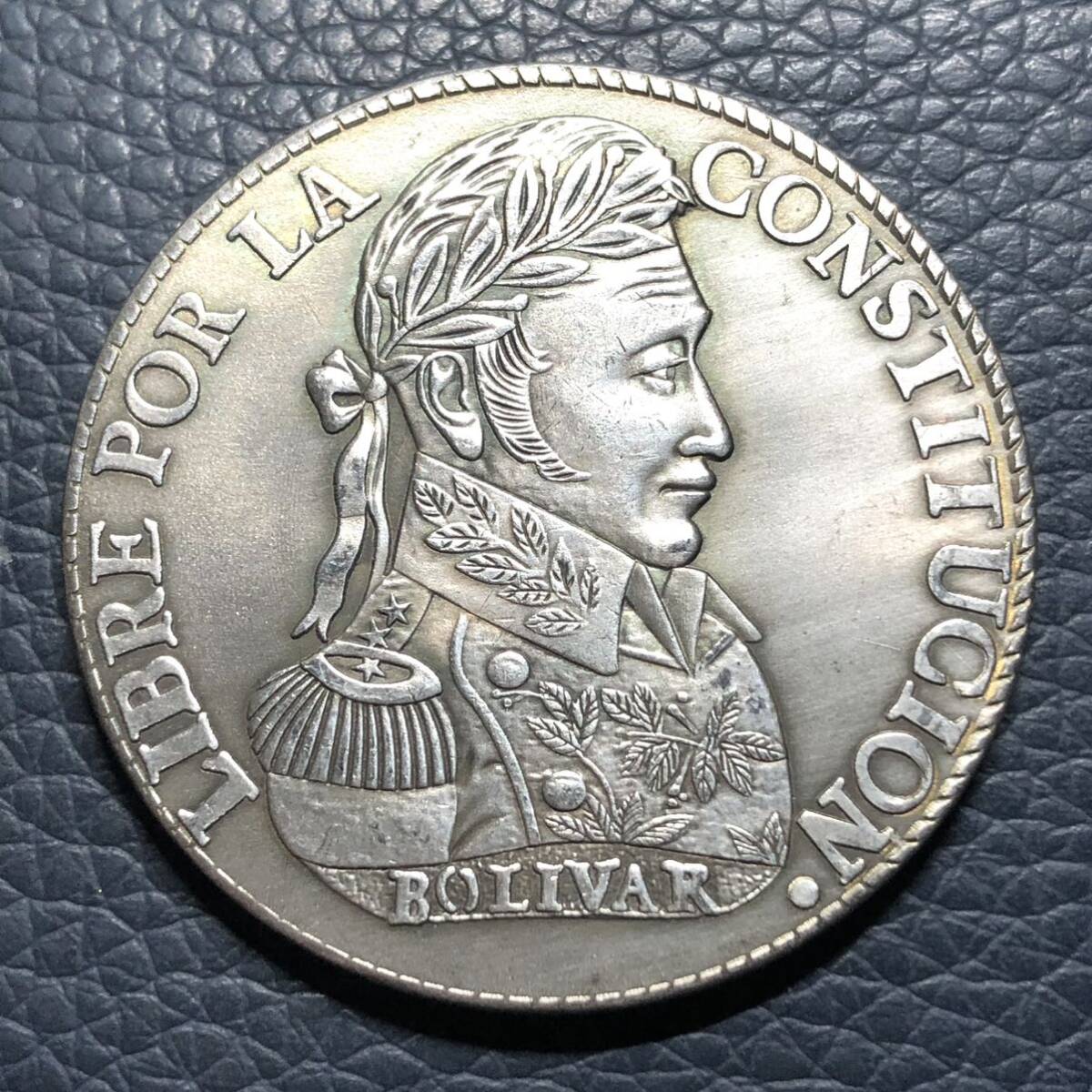 外国古銭 ラテンアメリカ 1838年 シモン・ボリバル 解放者 記念銀貨 大型銀貨の画像2