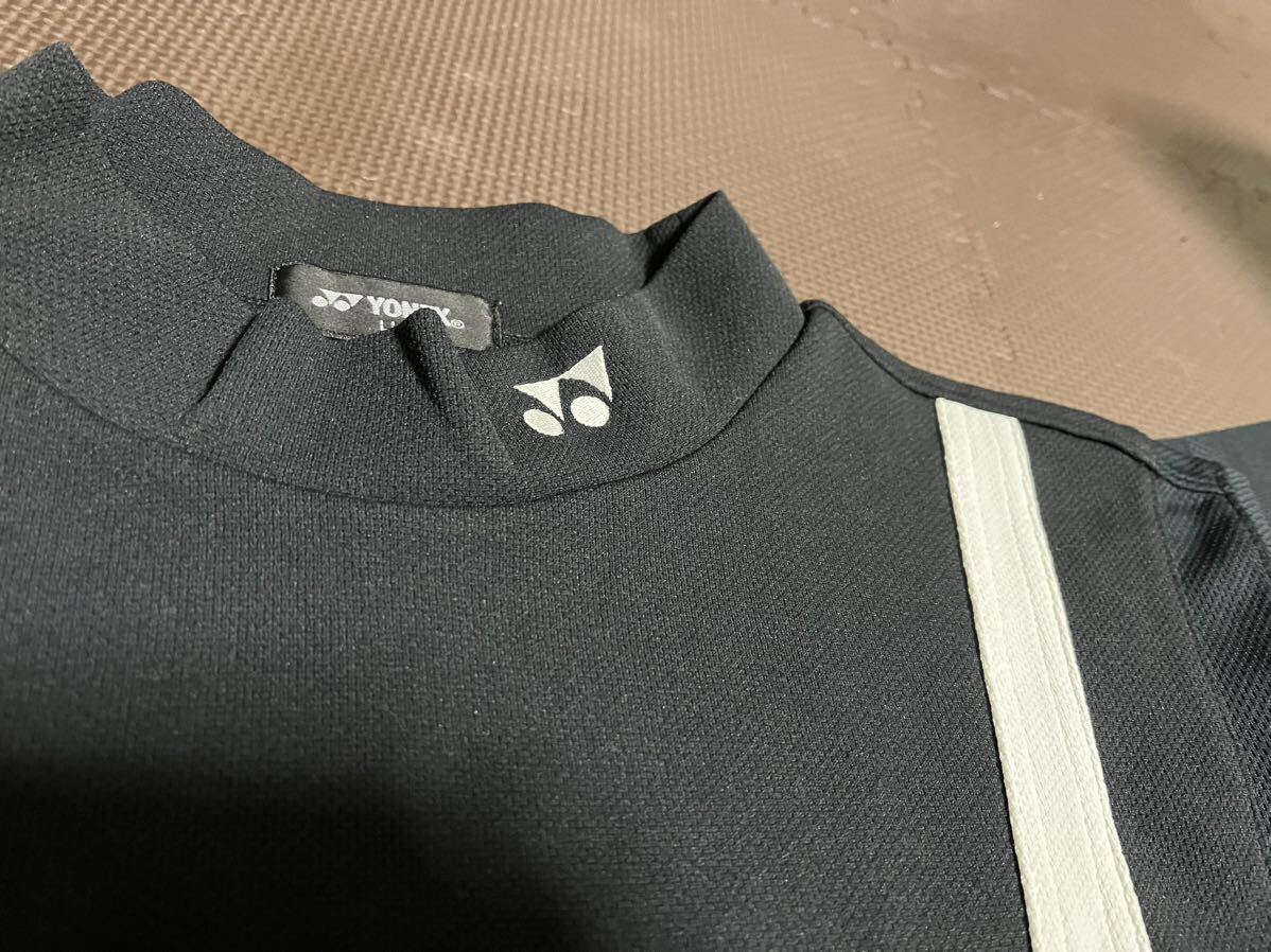 超美品YONEX黒、白、ロゴ白（刺繍）半袖ストレッチトップス　サイズLL_画像3