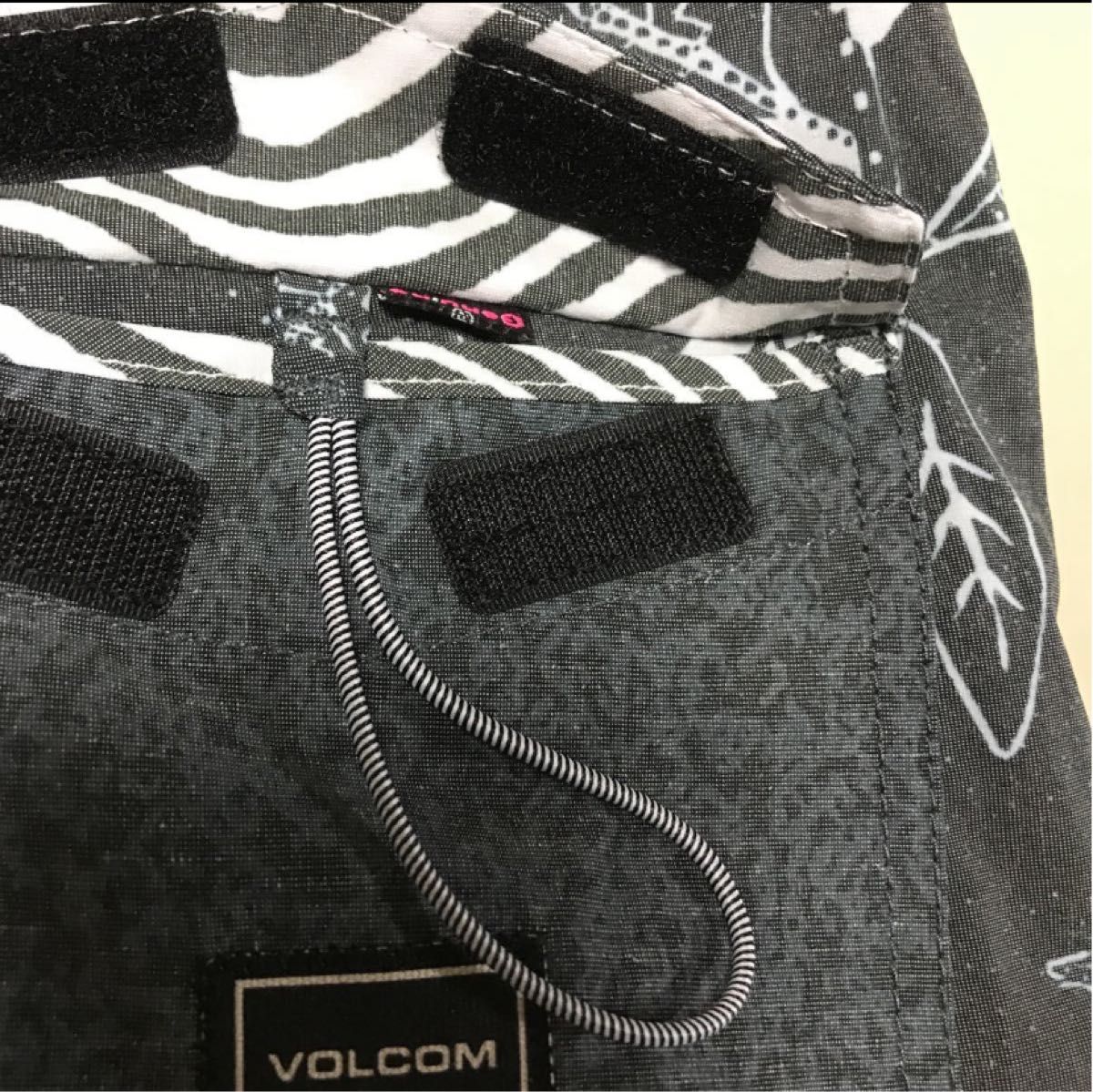 volcom ヴォルコム　水着　34インチ　LLサイズ　ハーフパンツ サーフパンツ　ボードショーツ 新品未使用　ボルコム グレー系