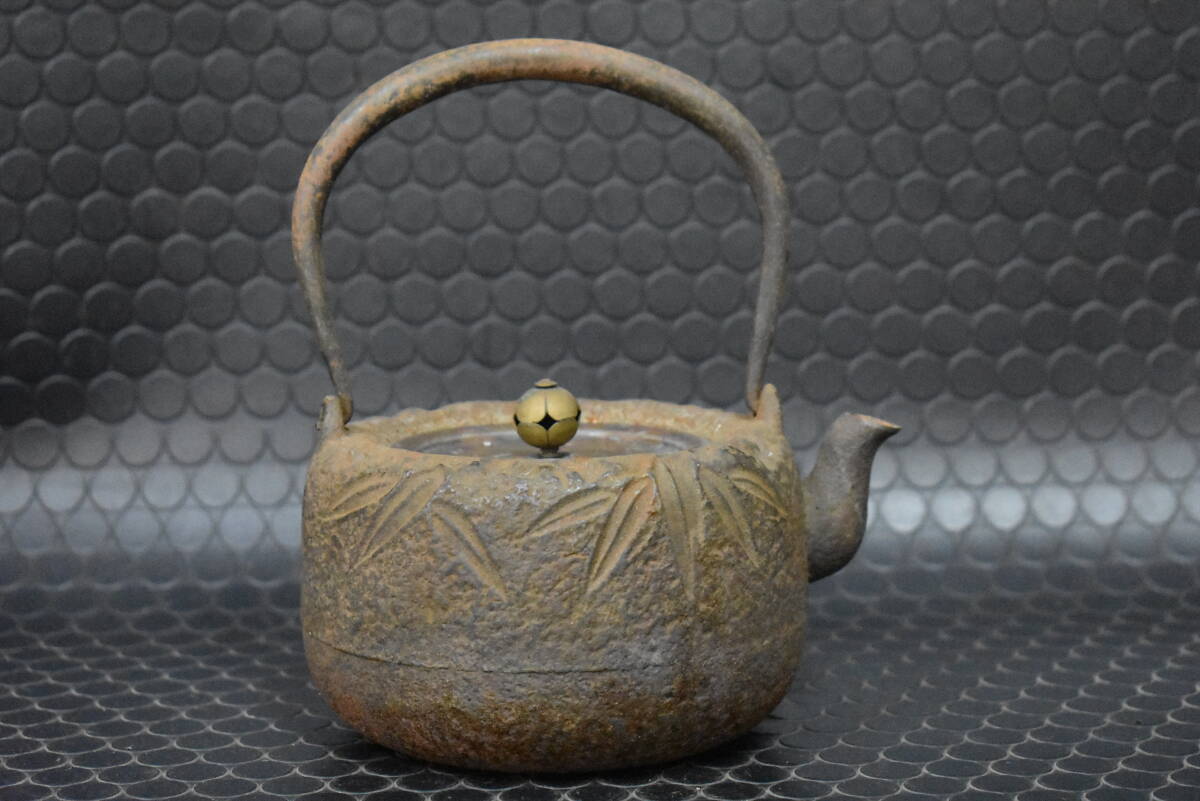 うぶ品　時代物　笹地紋岩肌鉄瓶 斑紫銅蓋　茶道具　古美術品　_画像1