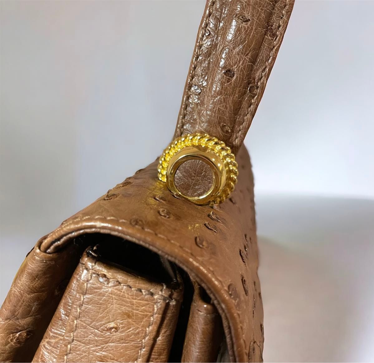 【美品】オーストリッチ イタリア製 ゴールド金具 ターンロック ハンドバッグ 人気デザイン 圧倒的高級感 ブラウン