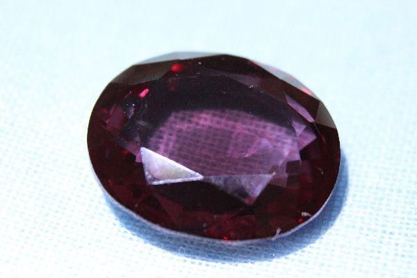 ４０．０７ct 新品・大粒サイズ・ヴァイオレットパープルサファイヤカラー ブラックライトで真っ赤に変色 合成コランダム_画像2