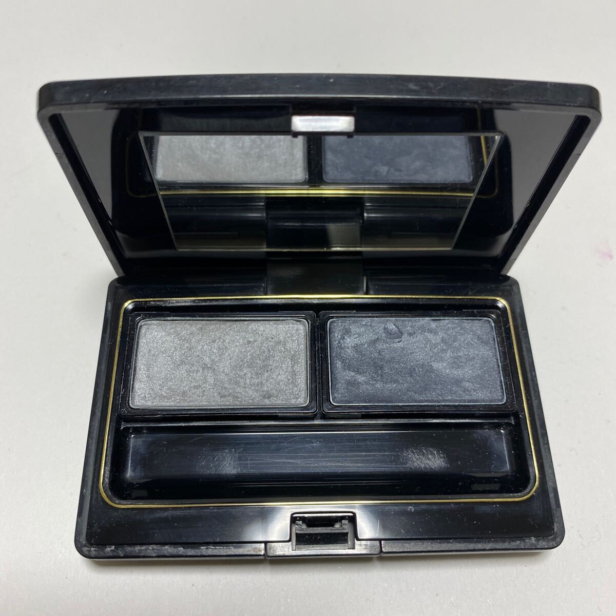 kredo Poe Beaute on bru Couleur eyeshadow I color silver group 