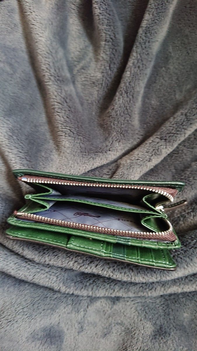 CROCODILE クロコダイル 小銭入れ付き二つ折財布 ファスナーポケットあり 状態良好 送料無料