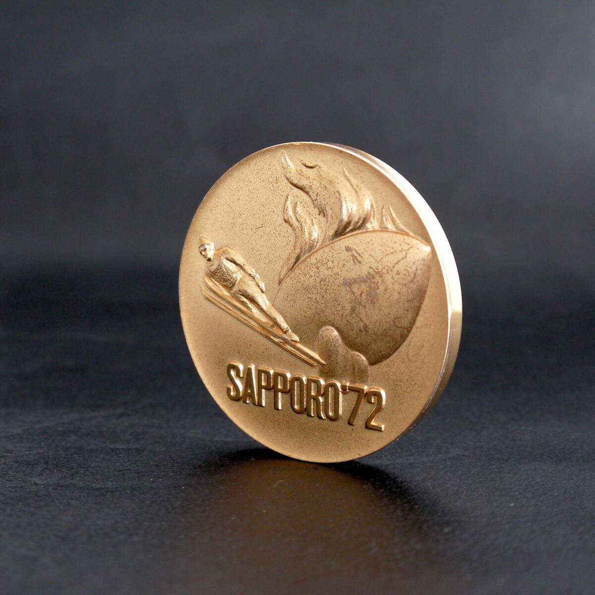 1972年 札幌オリンピック　記念メダル　ゴールド　金属〈 直径65mm × 厚み6mm 〉ケース付き　SAPPORO’72　美品_画像1