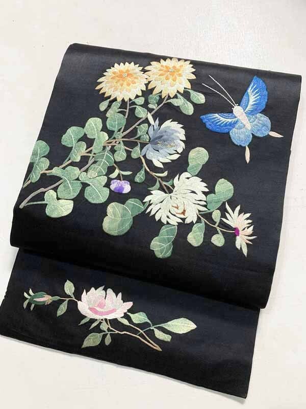 ★きものさらさ アンティーク着物帯★逸品！ 黒地 蝶と菊 刺繍 正絹 大正ロマン 日本刺繍 古布 古裂 時代裂 希少の画像1