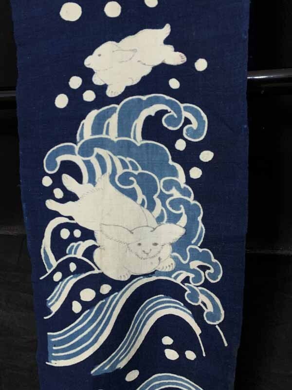 ★きものさらさ アンティーク着物帯★木綿 筒描き 筒書き 波兎文様 藍 うさぎ 動物 反物 飾り布 時代裂 古布 古裂の画像7