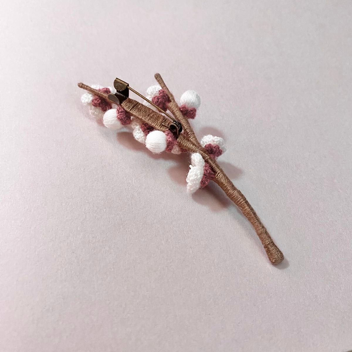 梅の花(白)の編み物ブローチ　レース編み　かぎ針編み　ハンドメイド　枯れない花　プレゼント　コサージュ　インテリア　あみぐるみ