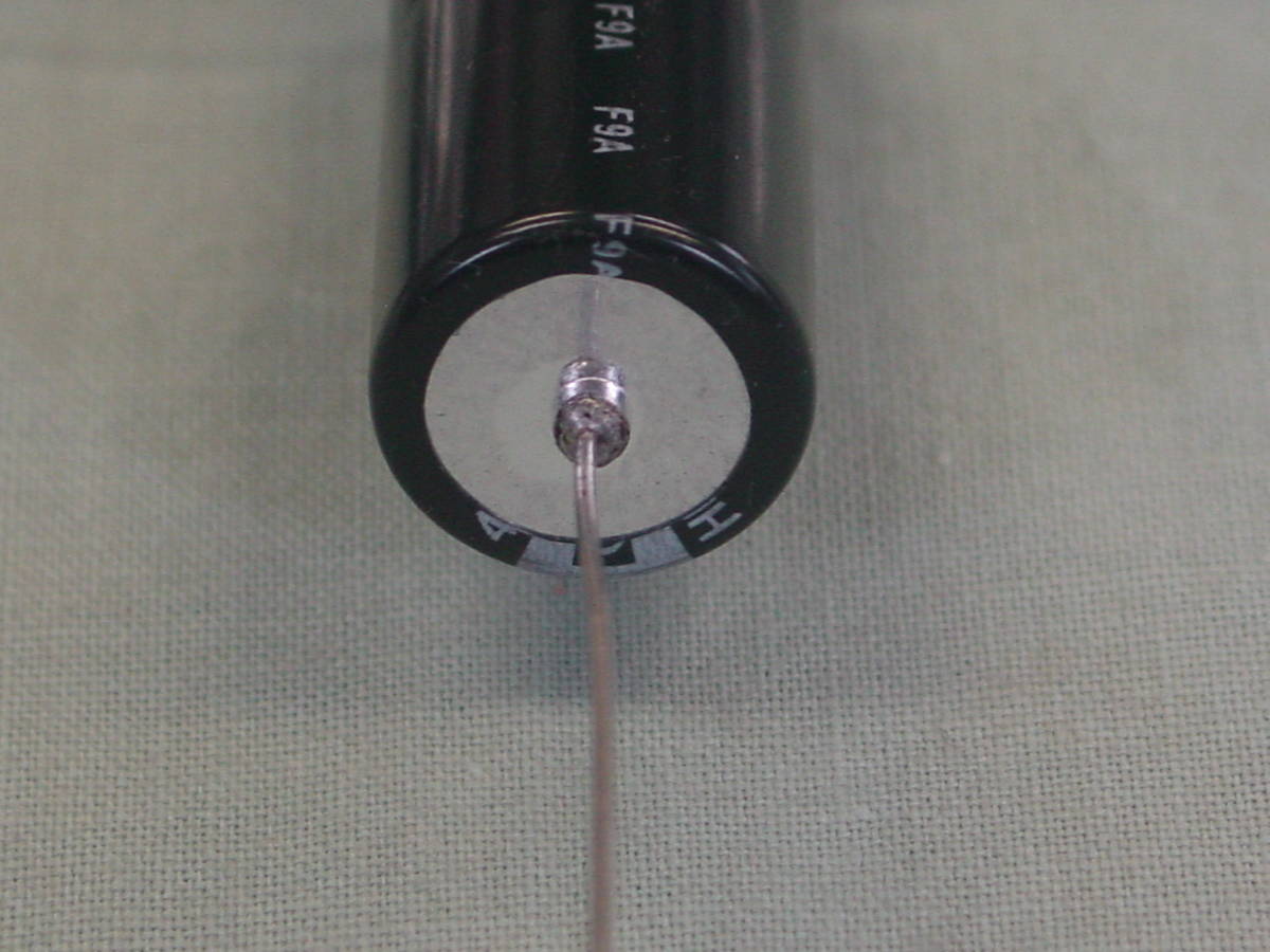 高圧アキシャルリード（チューブラ型）　電解コンデンサ　450Ｖ　22ｕＦ　１０５℃　１０個パック _－電極側です。