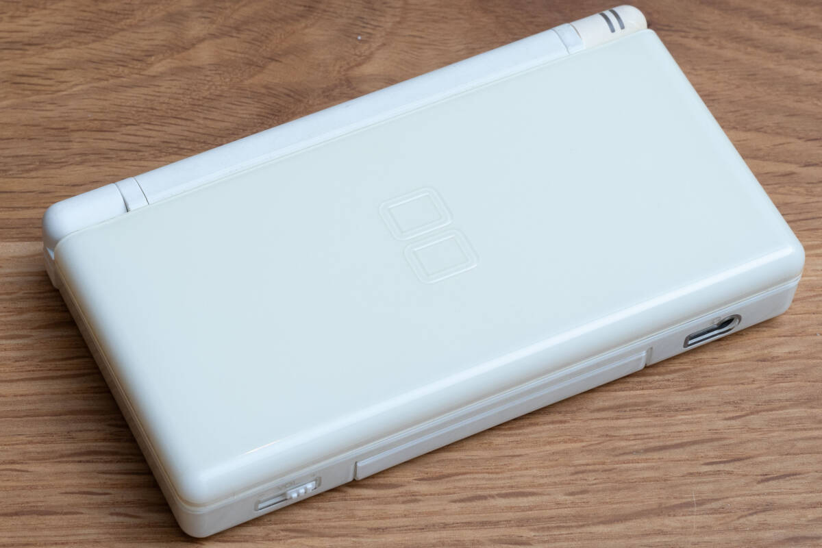 動作確認済み Nintendo ニンテンドーDS Lite 本体（白）+ソフト4本（脳トレ・えいご・旅の英語・SDガンダム）セット ACアダプタ付属