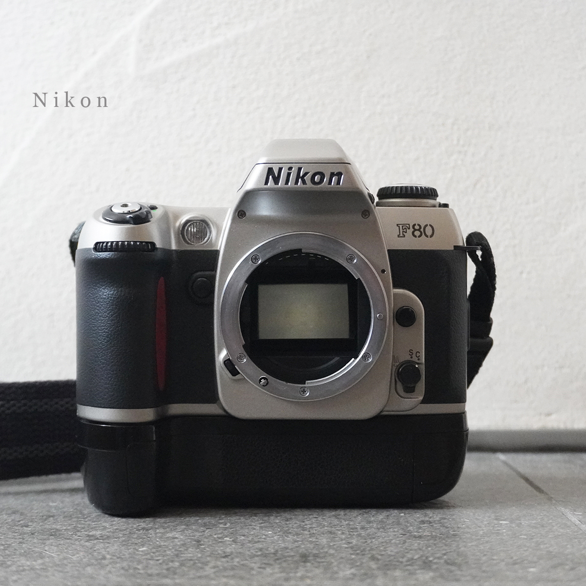 美品 動作品 海外モデル 希少 シルバー カラー ニコン Nikon F80 D ボディ+バッテリーグリップ MB-16 セット 一眼レフ フィルム カメラ