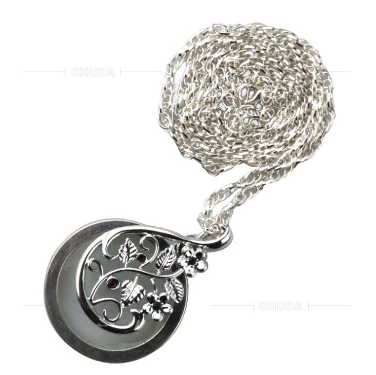  magnifier pendant silver ( magnifying glass ) in present .