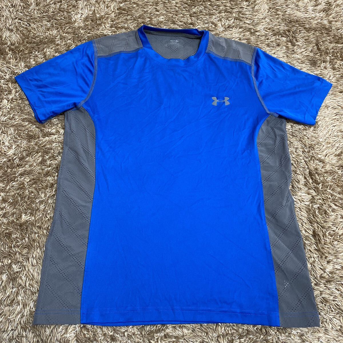 t45 UNDER ARMOUR Tシャツ サイズ不明 ベトナム製_画像1