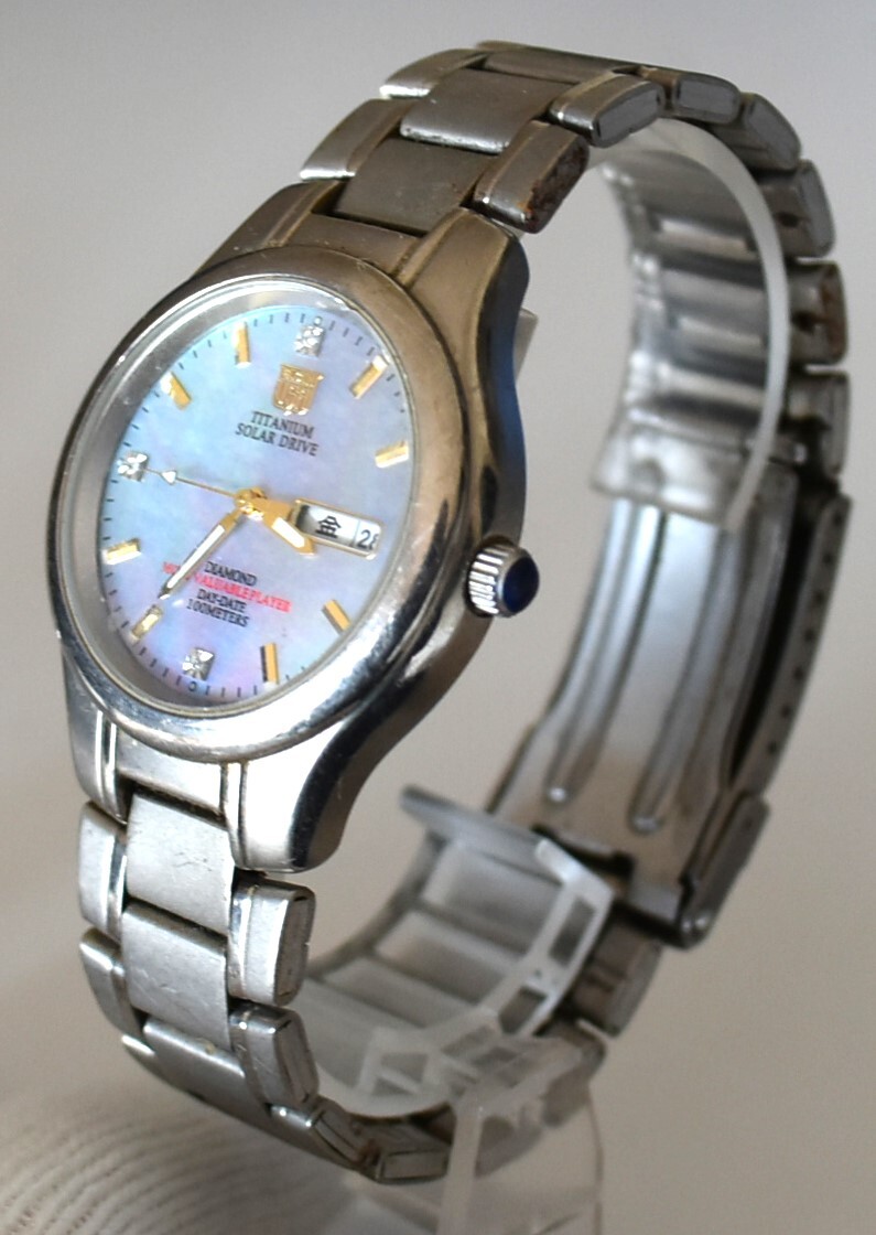 WT08 【稼働中】 ELGIN エルジン FK-1251-C チタン ソーラー 3針 デイデイト 腕時計 シェル文字盤 純正ベルト ヴィンテージ 中古の画像1