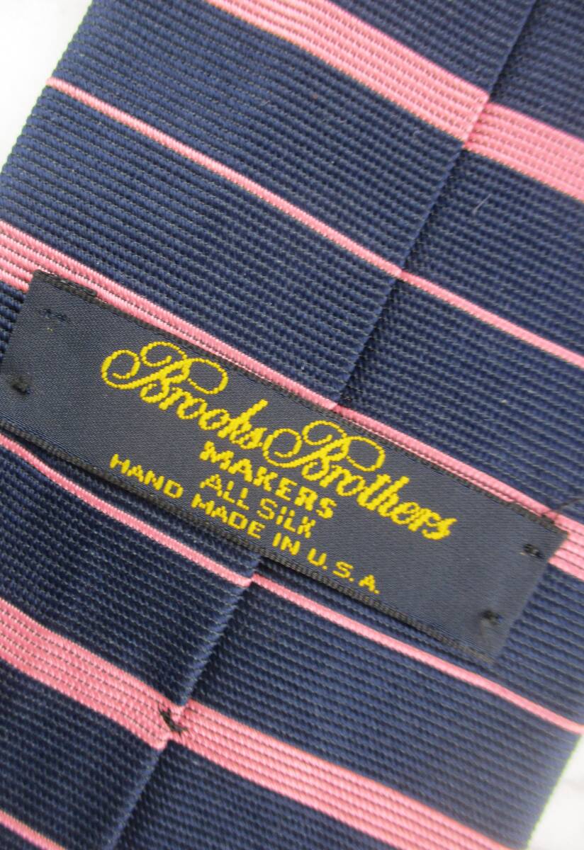 【美品】BROOKS　BROTHERS／ブルックスブラザーズネクタイ米国製　ネイビー地／サーモンピンクのボーダー柄２本以上ご購入で送料無料　S390_画像2