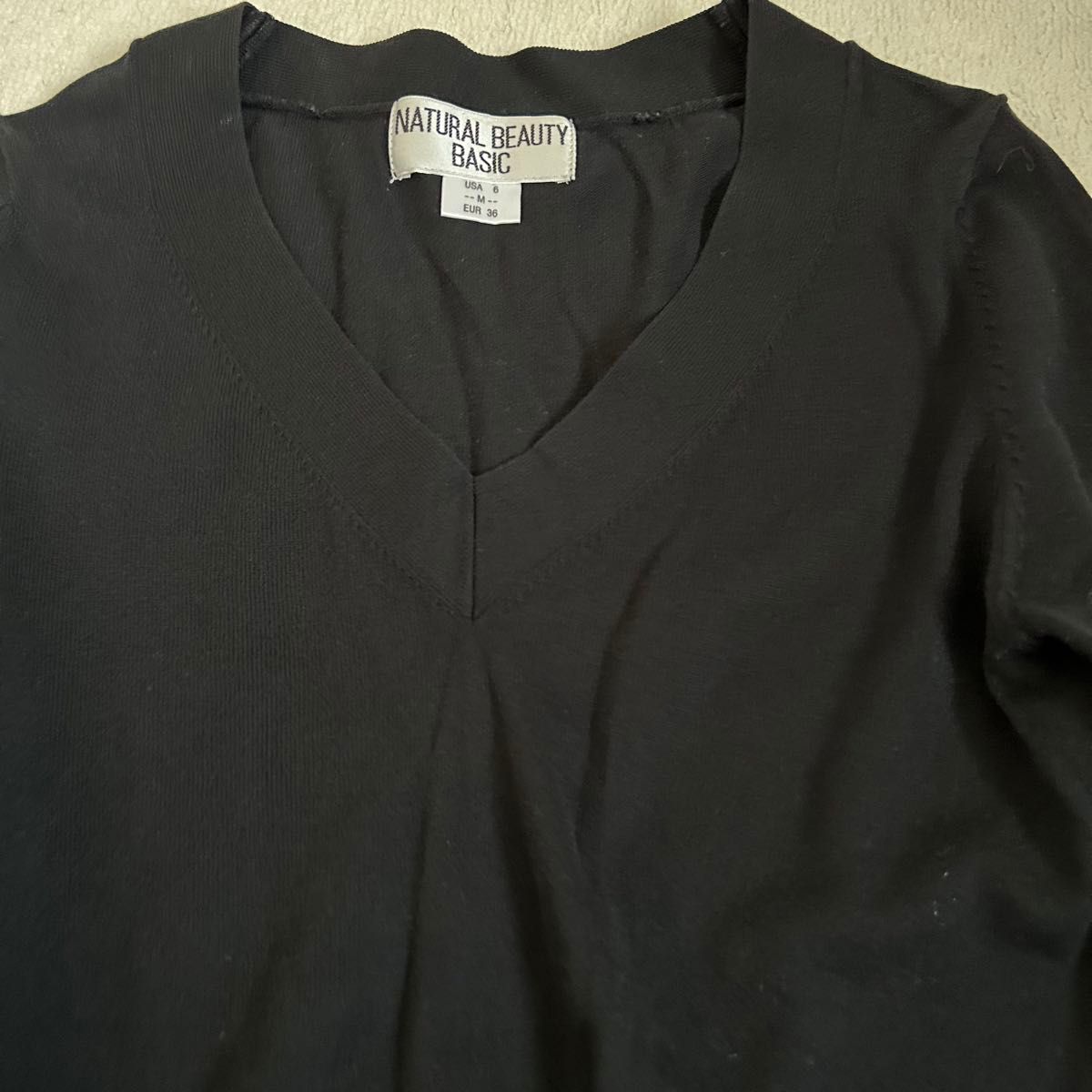 ナチュラルビューティーベーシック レディース Mサイズ シンプル ニット 長袖　黒 ブラック Vネック ニット セーター