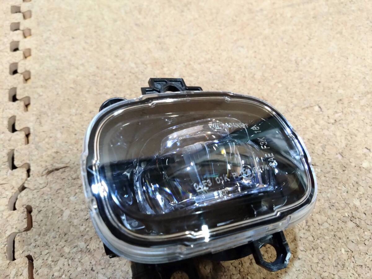 【レンズ美品】日産 キックス ノート エクストレイル P15 E13 T32 左フォグランプ LED 26155 8990 D【R6-897A-K】NTの画像2