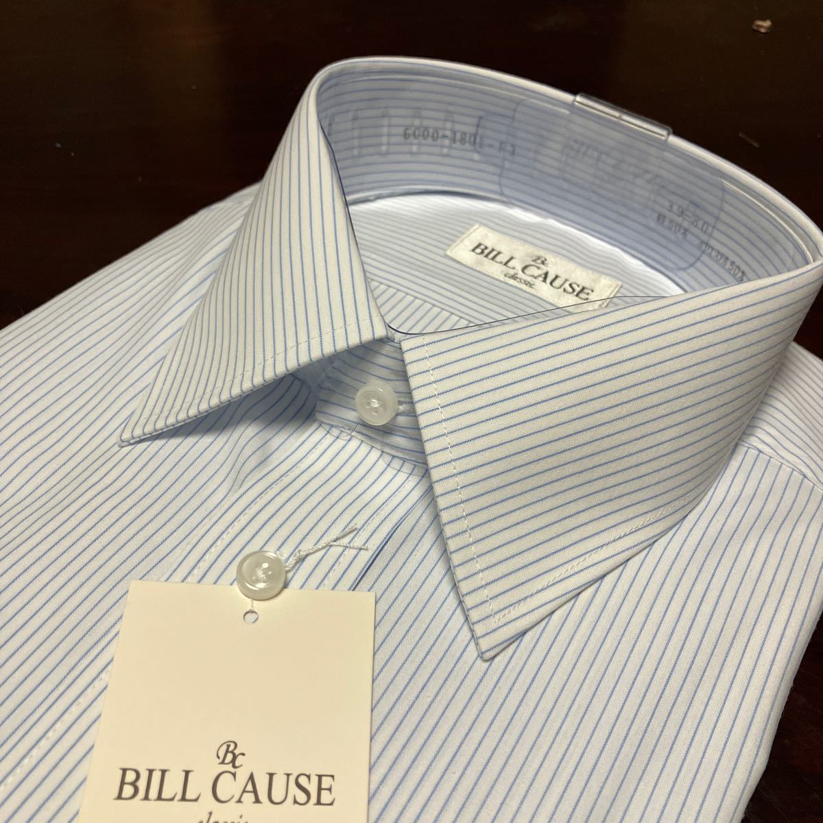 百貨店販売品　BILL CAUSE☆形態安定　白地×サックスブルーストライプワイシャツ　L(40-80)　レギュラーカラー　送料無料_画像1