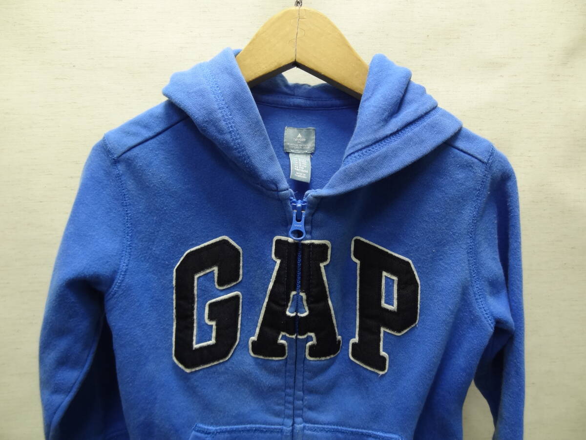 全国送料無料 ギャップ キッズ GAP KIDS 子供服キッズ男＆女の子 BIG ワッペン付き 青色スウェット素材 フルジップパーカー 110_画像3