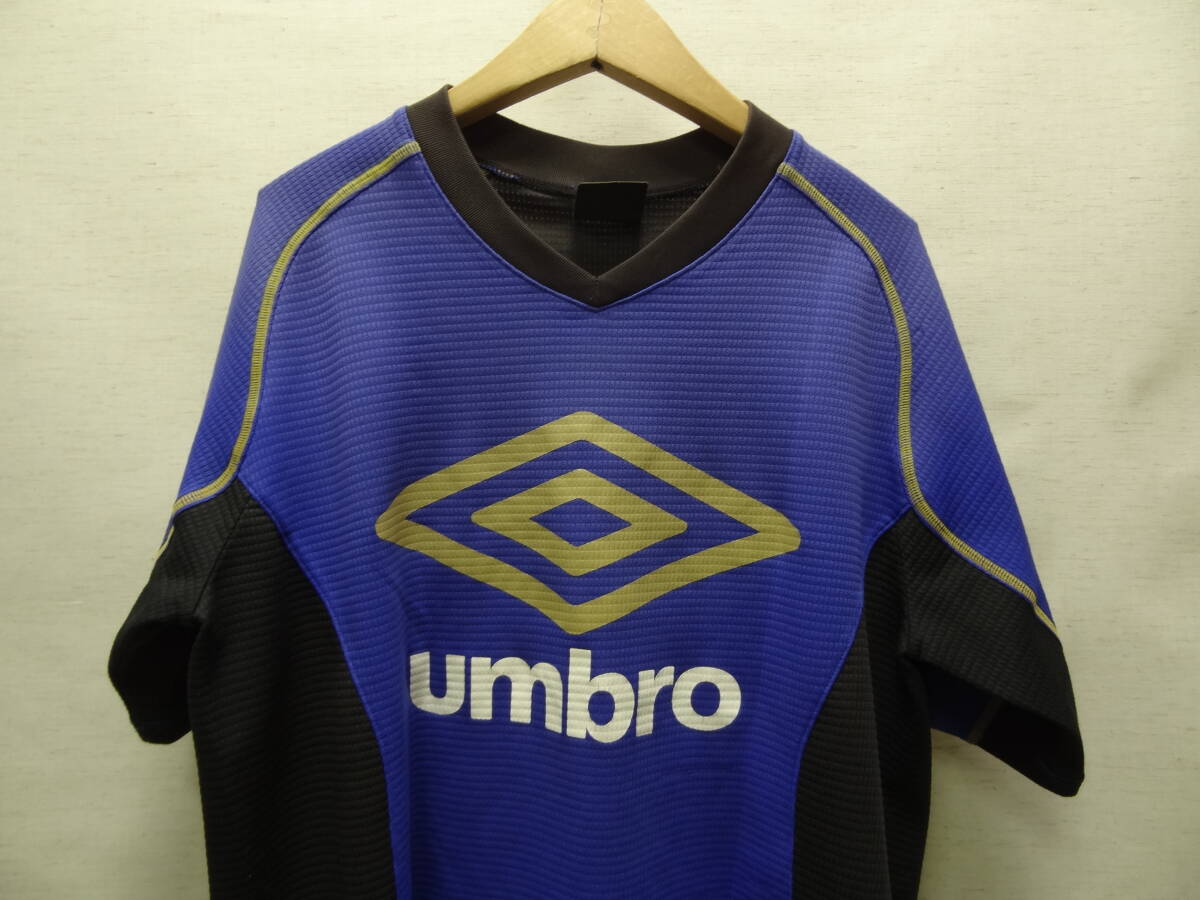 全国送料無料 アンブロ UMBRO メンズ サッカー等 くすみ青X黒Xゴールド色 ポリエステル100% 半袖 Vネック BIGロゴ ゲームTシャツ M_画像3