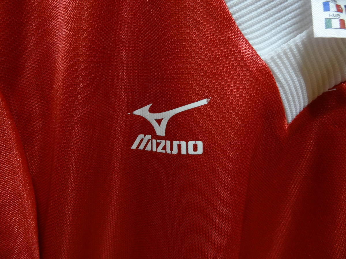 全国送料無料 新品未使用 ミズノ MIZUNO 子供服キッズ男＆女の子 サッカー等スポーツ赤色長袖ポリエステル100%VネックゲームTシャツ 140_保管中にロゴが部分的にはげています。