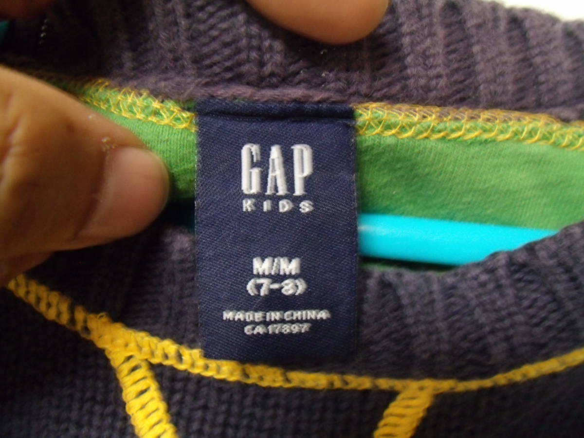 全国送料無料 ギャップキッズ GAP KIDS 子供キッズ 綿100%素材 紺色 袖ライン入りステッチ黄色ニットセーター120-130(7-8)