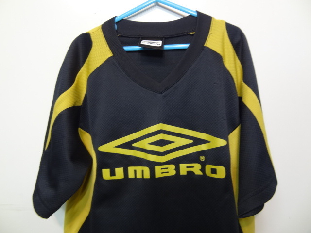 全国送料無料 アンブロ UMBRO 子供服キッズ男の子 黒Xゴールド色ポリエステル100%メッシュ素材サッカー等スポーツ半袖ゲームTシャツ 150