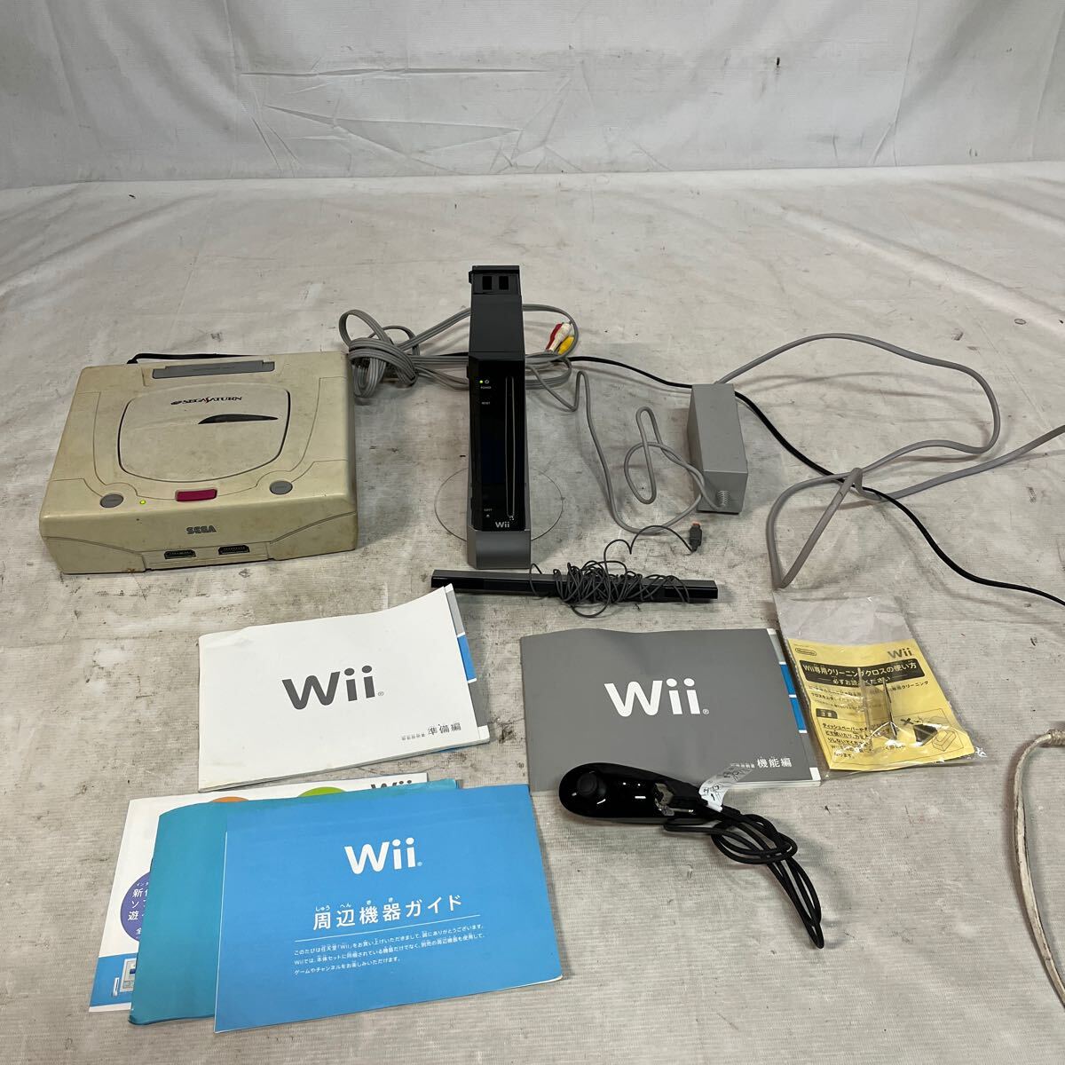 【ジャンク品】セガサターン本体。Wii本体とヌンチャクの画像1