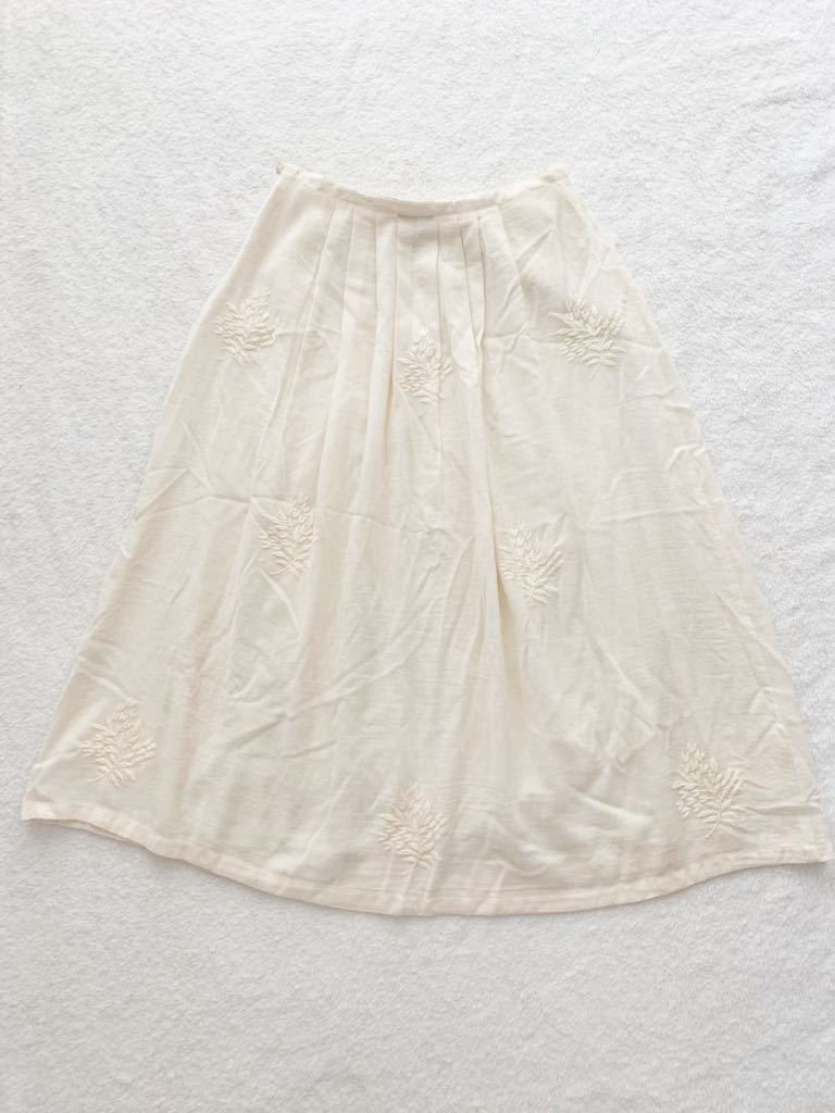  tag attaching regular price approximately 4 ten thousand agnis b embroidery entering volume skirt size42 eggshell white Agnes B 