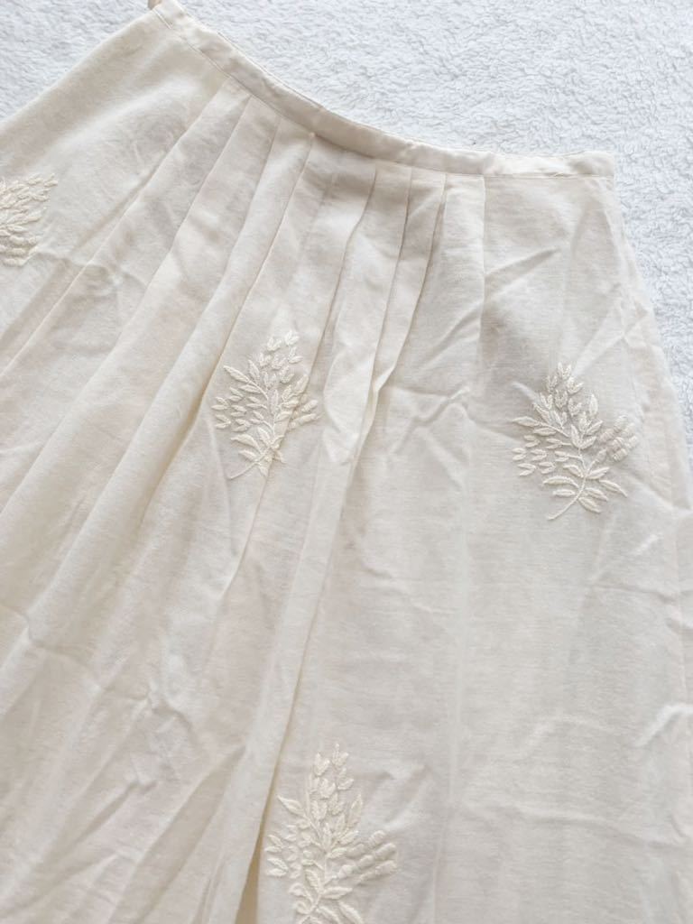  tag attaching regular price approximately 4 ten thousand agnis b embroidery entering volume skirt size42 eggshell white Agnes B 