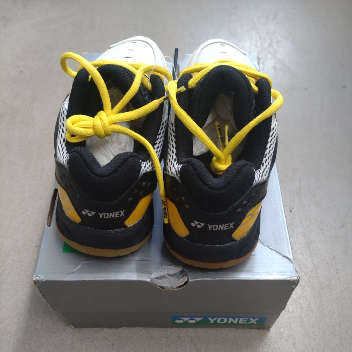 * last 1 pair * new goods unused Yonex YONEX SHB65 (400) black / yellow 22.5cm badminton dochi ball futsal for interior *6600