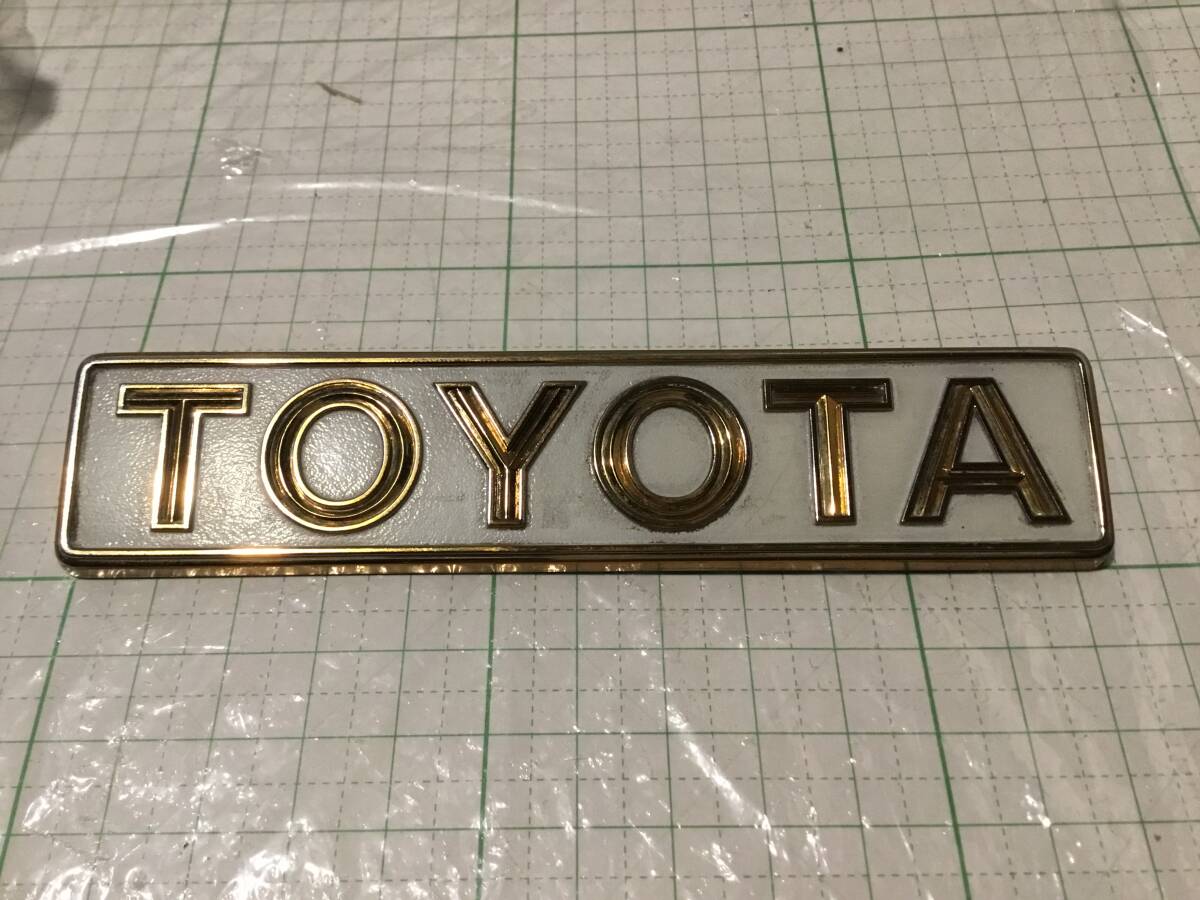 TOYOTA CROWN クラウン　MS 120 130 137 ゴールドエンブレム　emblem badge mark ornament　トヨタ 中古_画像1