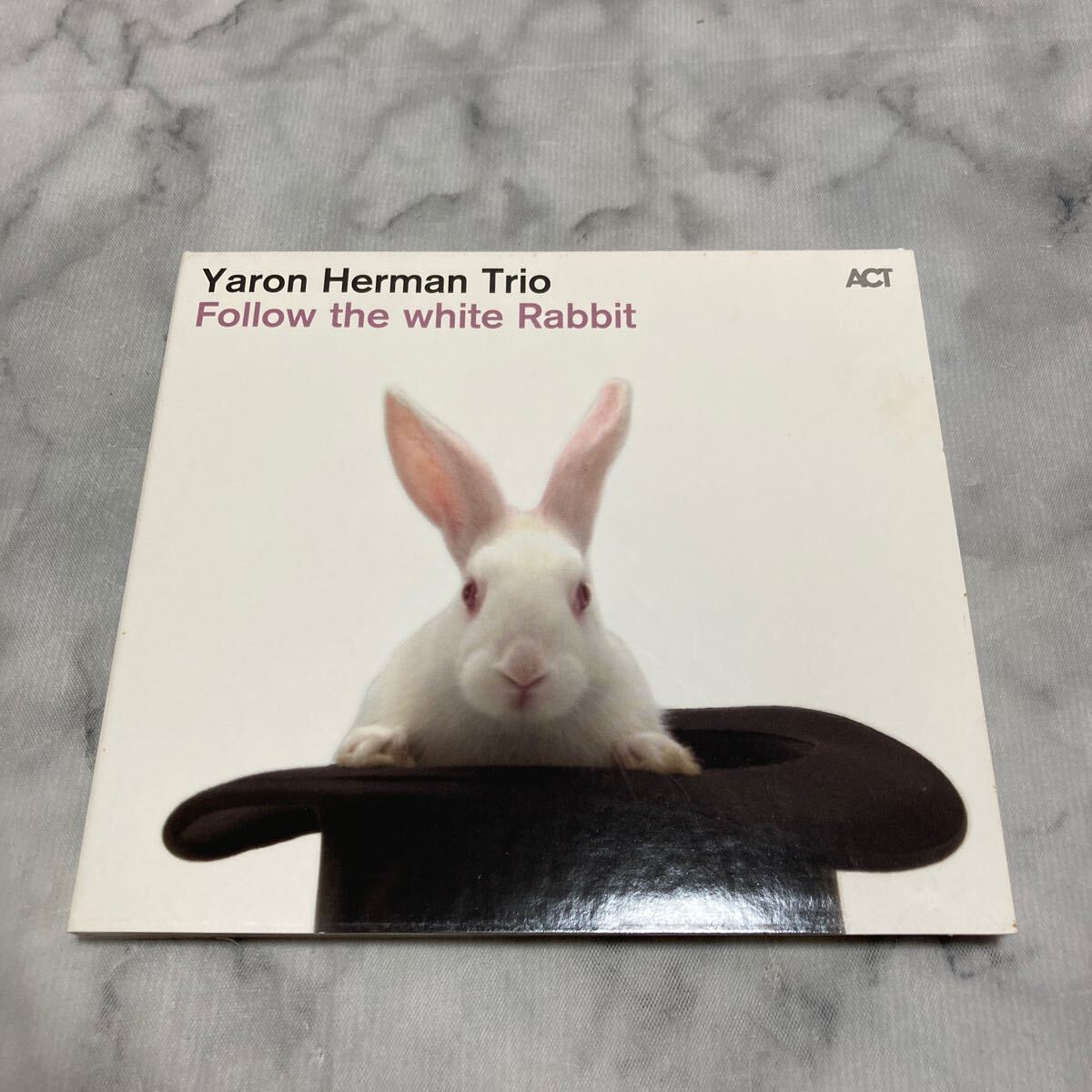 CD 中古品 ヤロンヘルマン YARON HERMAN FOLLOW THE WHITE RABBIT g24の画像1
