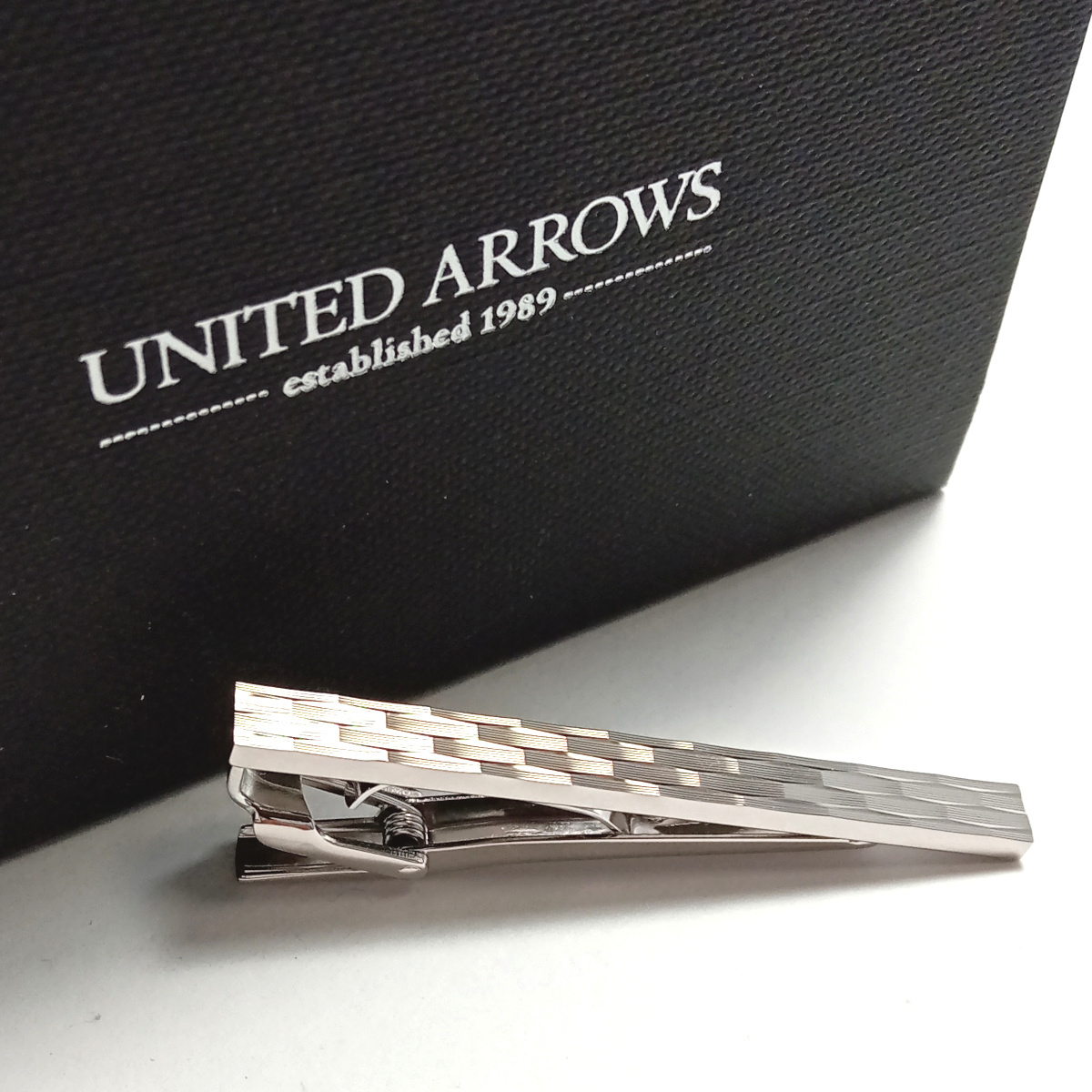 【uat703】UNITED ARROWS ユナイテッドアローズ 　ネクタイピン　タイバー　シルバー　ダミエデザイン_画像1