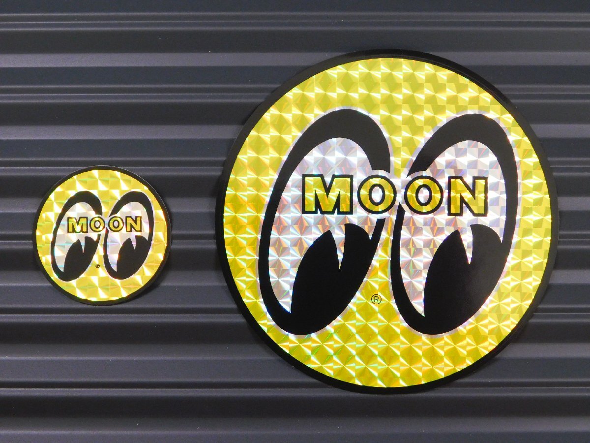 【MOONEYES・ムーンアイズ】※《アイボール プリズムステッカー3枚／直径40mm》　(品番DM058)_左がこのページの商品です。