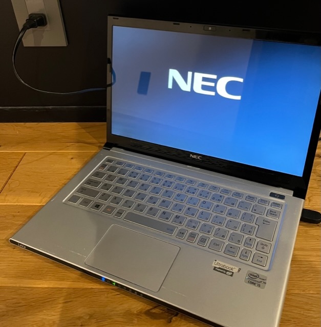 即決　送料無料　ジャンク　モバイルノートパソコン　13.3インチ NEC LaVie Z Ultrabook LZ550/M Core i5 SSD無　Windows シルバー_画像1