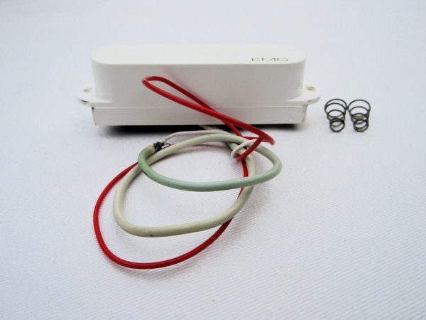 EMG SA アクティブ・シングルコイル　ホワイト　人気の旧ロゴ　コネクター式　吊り下げ用　使用感少_リード線は結構長いです。