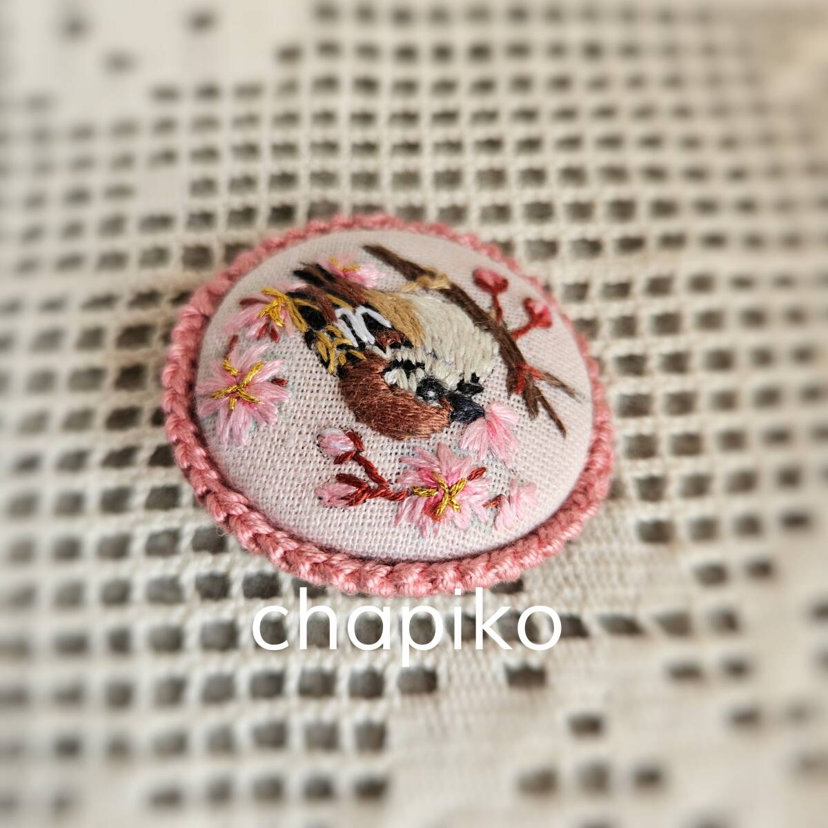 雀ちゃんと桜の刺繍ブローチ　ハンドメイド.野鳥.新品　_画像3