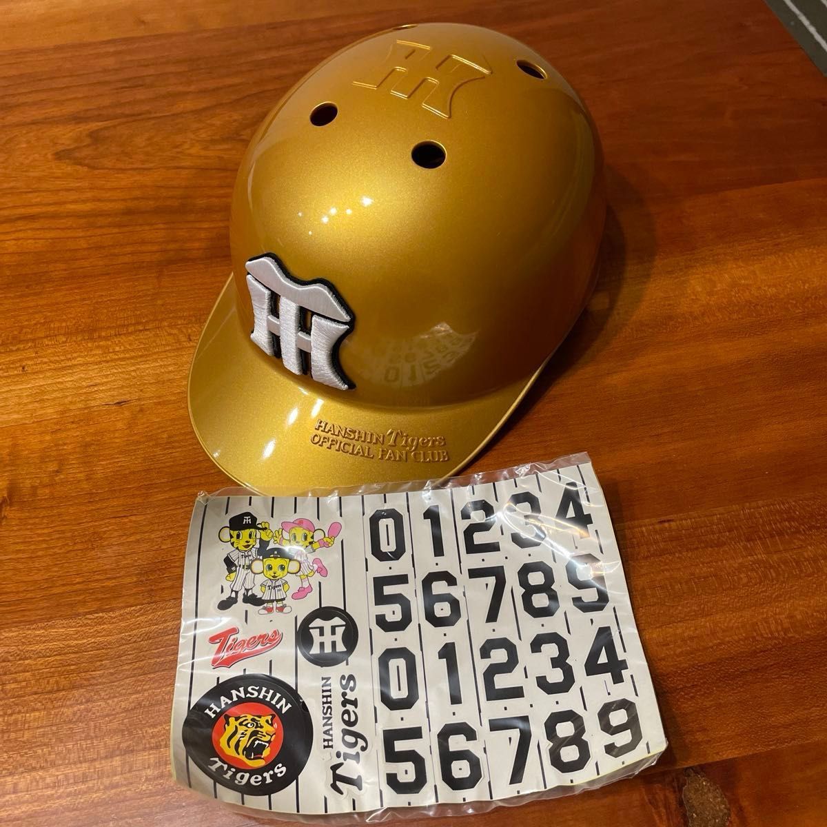 阪神タイガース　金色ヘルメット【フリースポンチョ付き　39】