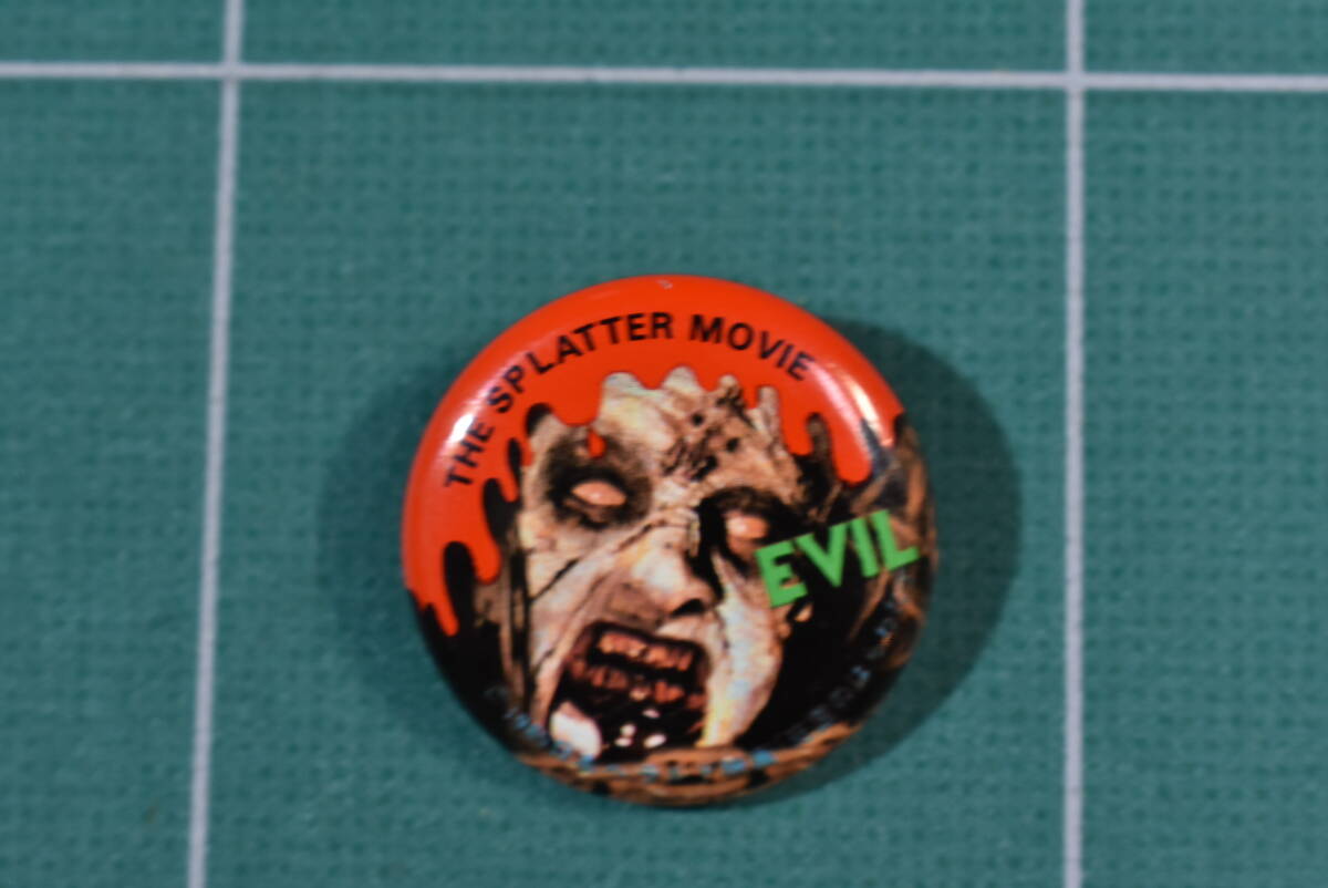 Qm276 1985年 日本ヘラルド 死霊のはらわた the splatter movie 缶バッジ 【 映画公開記念バッジ】BADGE ゆうメール 【非売品】の画像1